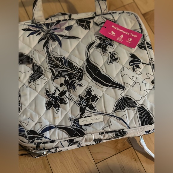 Vera Bradley, toiletry case, but used for a short time as a make up case - Picture 3 of 8